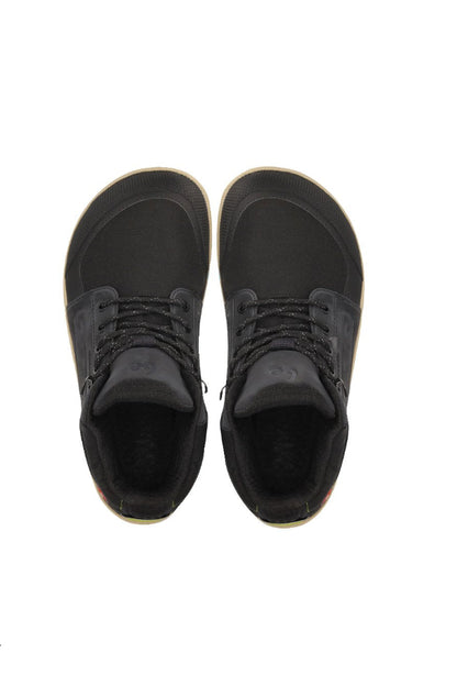 Arctic Edge crne barefoot čizme pogled od pozadi na nogama iznad stene