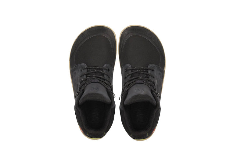 Arctic Edge crne barefoot čizme pogled od pozadi na nogama iznad stene