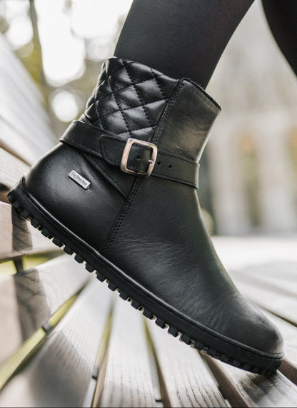 Detalj barefoot cizama Diva crne fokus na kaiš i kopču