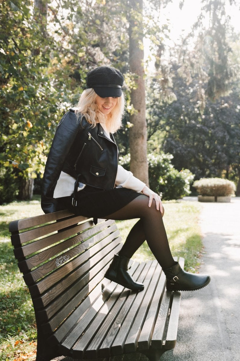 Lifestyle fotografija barefoot cizama Diva crne osoba sedi na klupi u parku