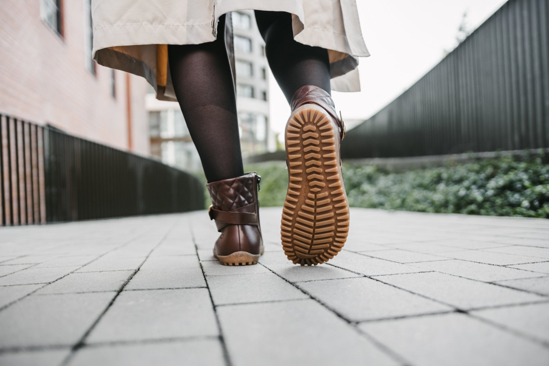 Lifestyle fotografija barefoot cizama Diva braon hodanje po pločniku