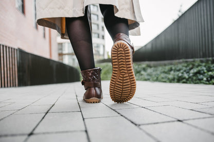 Lifestyle fotografija barefoot cizama Diva braon hodanje po pločniku