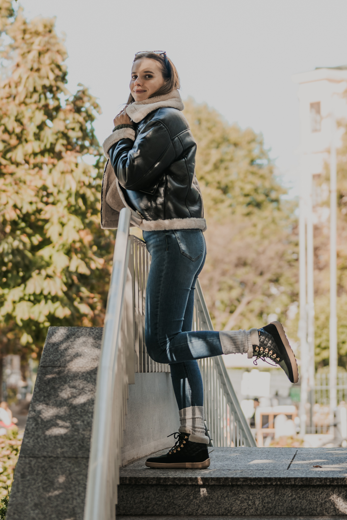 Be Lenka Olivia zelene barefoot čizme lifestyle prikaz devojke na stepenicama