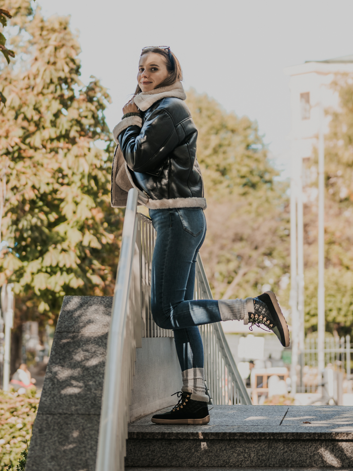 Be Lenka Olivia zelene barefoot čizme lifestyle prikaz devojke na stepenicama