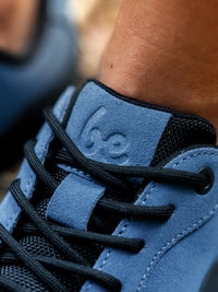 Detalj barefoot patika Trailwalker 3.0 Navy fokus na pertle i gornji deo