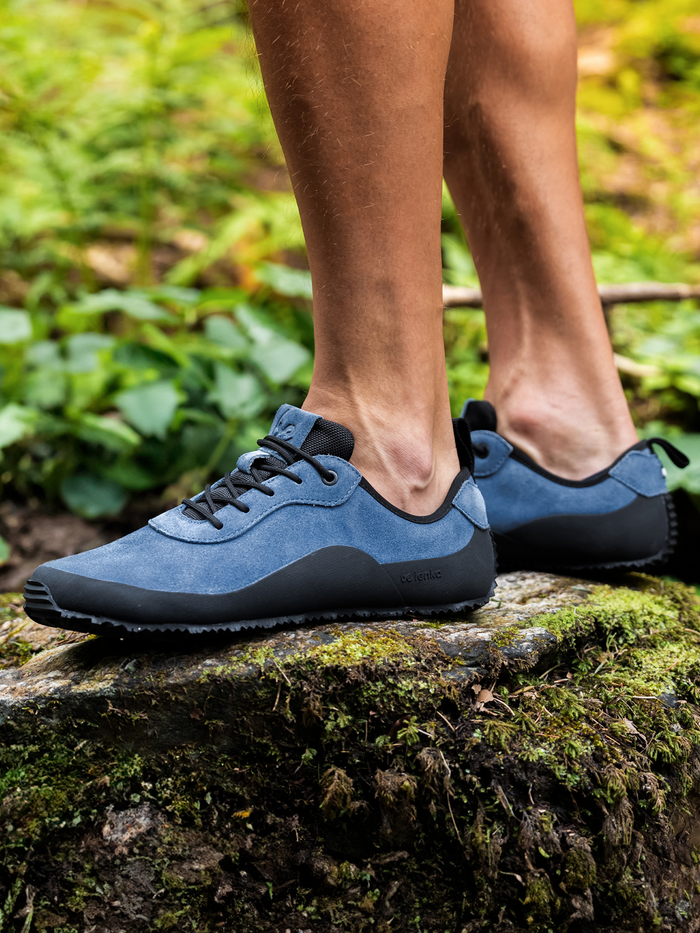 Lifestyle fotografija barefoot patika Trailwalker 3.0 Navy osoba stoji na kamenu u prirodi