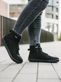 Lifestyle fotografija barefoot cizama York crne osoba stoji na plocniku
