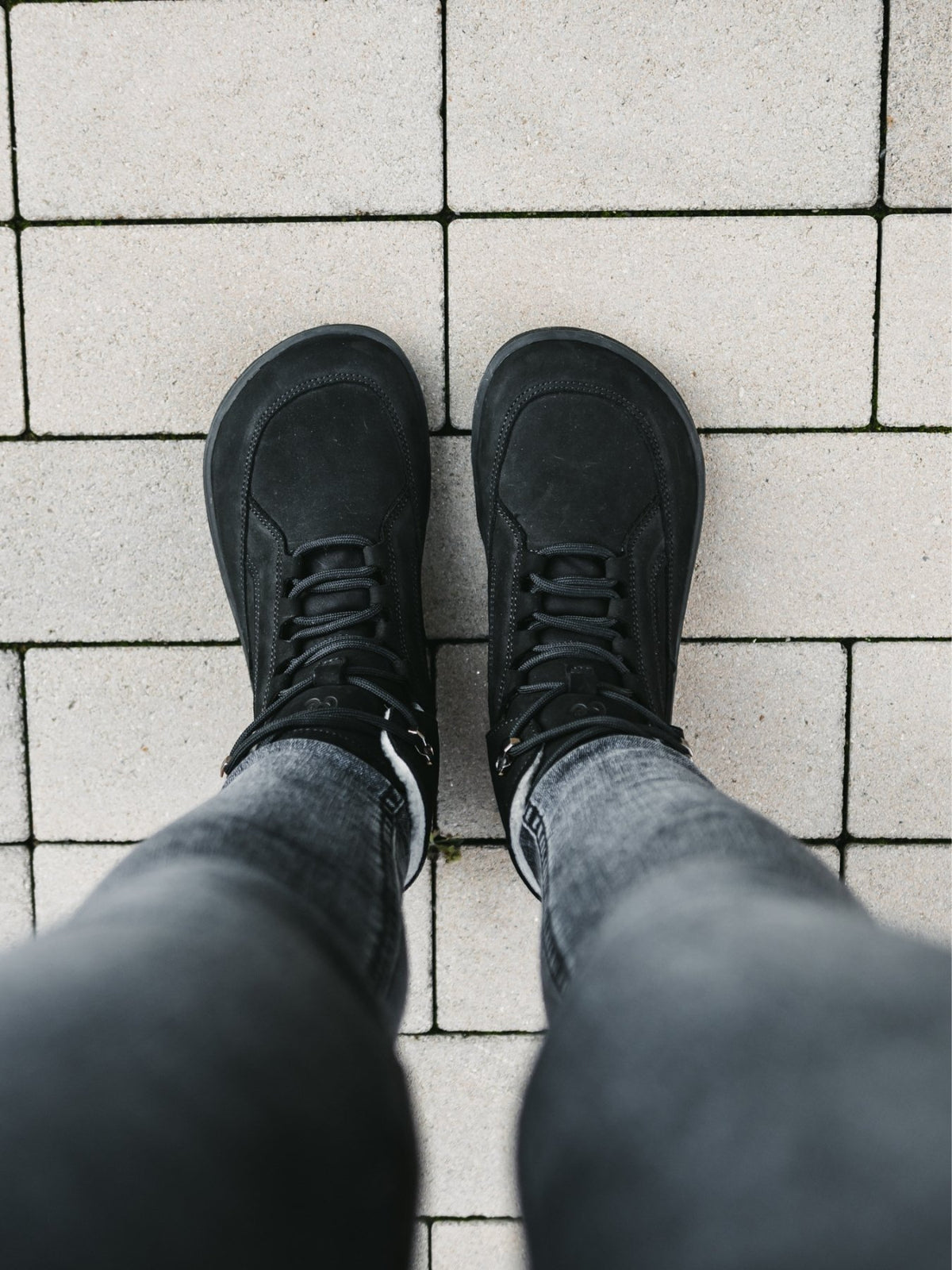 Lifestyle fotografija barefoot cizama York crne pogled odozgo na obucenu obucu