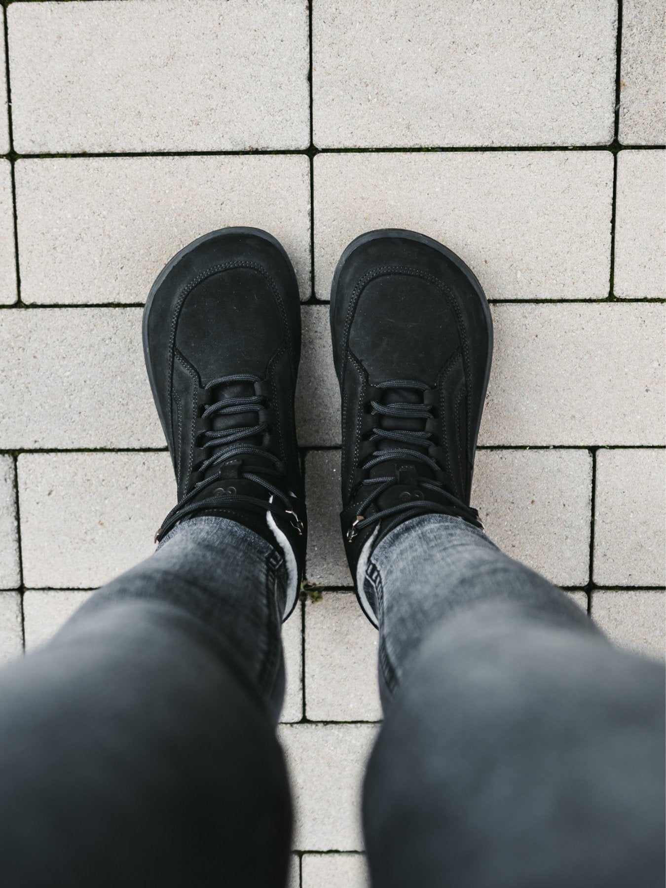 Lifestyle fotografija barefoot cizama York crne pogled odozgo na obucenu obucu