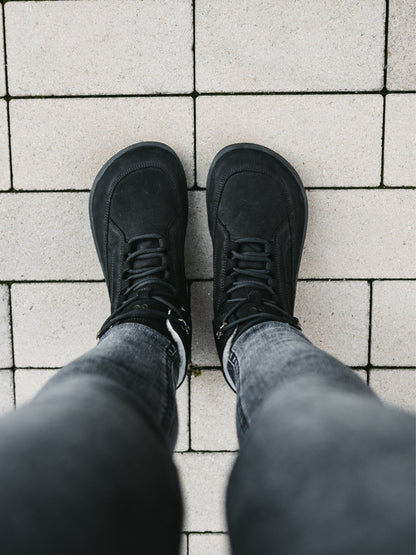 Lifestyle fotografija barefoot cizama York crne pogled odozgo na obucenu obucu