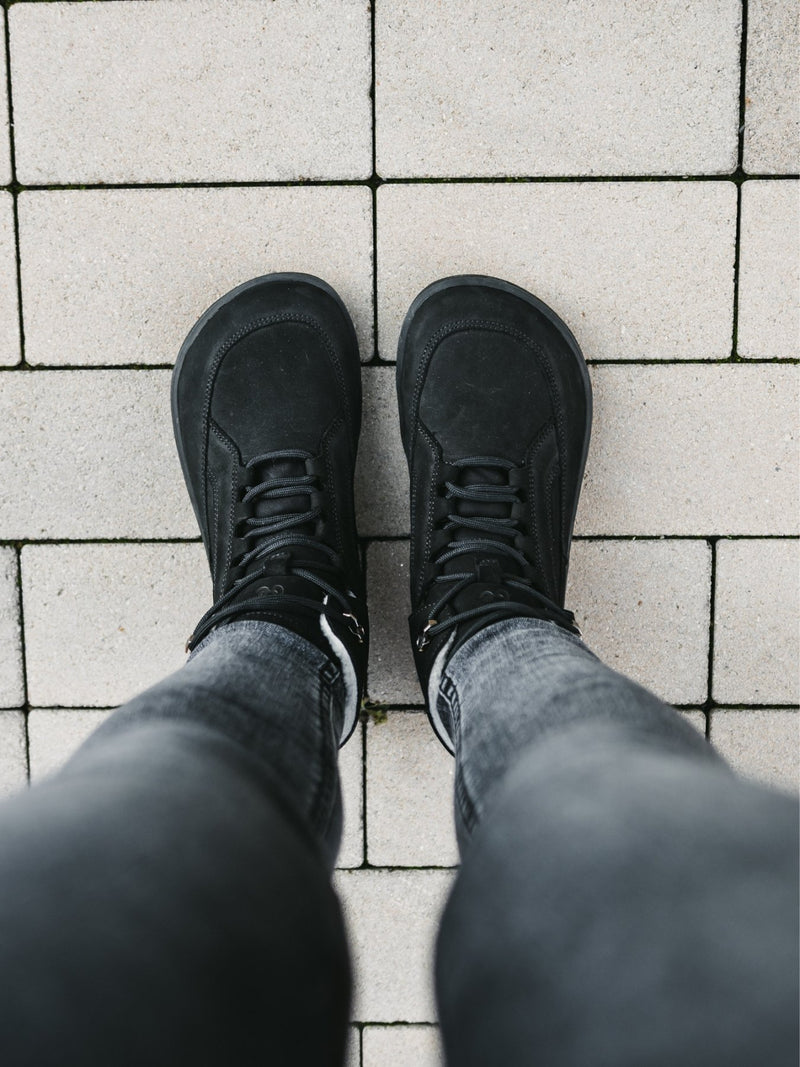 Lifestyle fotografija barefoot cizama York crne pogled odozgo na obucenu obucu