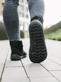Lifestyle fotografija barefoot cizama York crne osoba u hodu na plocniku