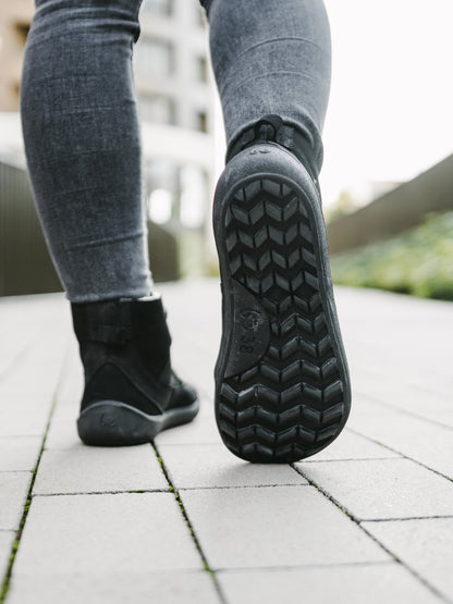Lifestyle fotografija barefoot cizama York crne osoba u hodu na plocniku
