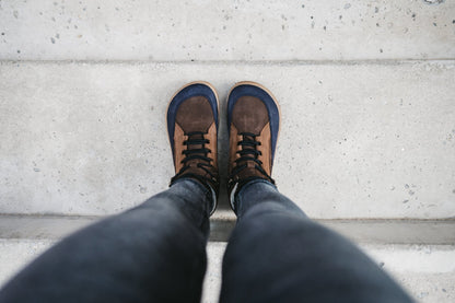 Lifestyle fotografija barefoot cizama York braon plave pogled odozgo na obuvenu obucu
