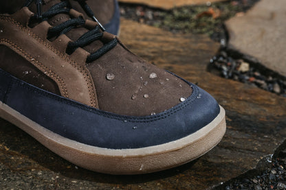 Detalj barefoot cizama York braon plave fokus na prednji deo i pertle