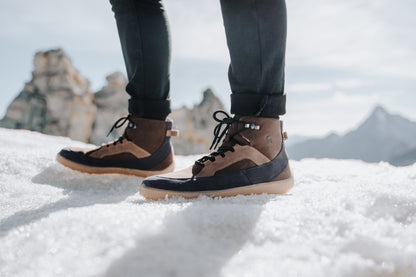 Lifestyle fotografija barefoot cizama York braon plave osoba stoji na snegu