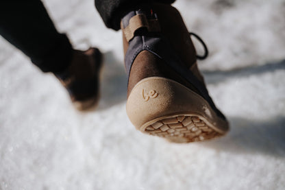 Lifestyle fotografija barefoot cizama York braon plave korak u prirodi pogled na djon