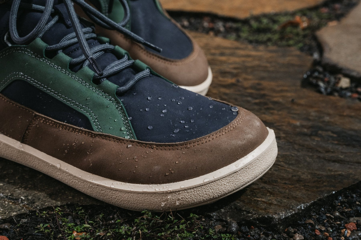 Detalj barefoot cizama York bez plavo braon fokus na pertle i gornji deo
