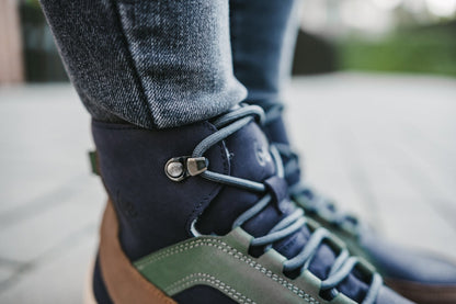 Lifestyle fotografija barefoot cizama York bez plavo braon osoba vezuje pertle