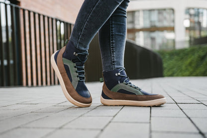 Lifestyle fotografija barefoot cizama York bez plavo braon osoba stoji na terasi