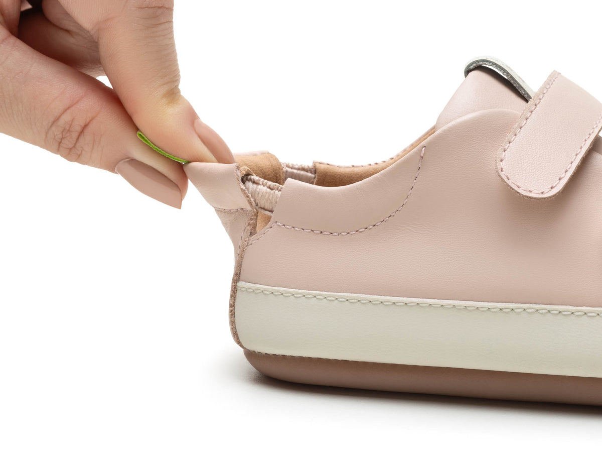 Barefoot patike Bossy Candy prikaz fleksibilnosti savijena patika u ruci
