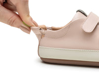 Barefoot patike Bossy Candy prikaz fleksibilnosti savijena patika u ruci