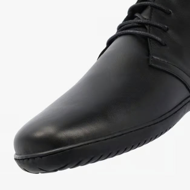 Groundies Milano Crne barefoot cipele detalj pertli i teksture koze izbliza