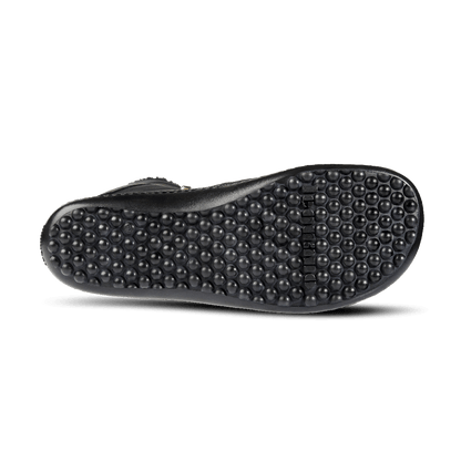 Barefoot cizme Husky crne prikaz djona odozdo na beloj pozadini