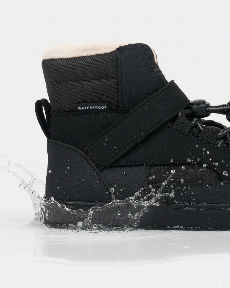 Muris Baltic Crne barefoot cizme pogled sa strane na par u snegu