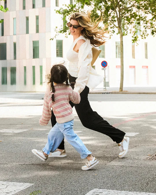 Lifestyle fotografija barefoot patika Nuuk Zlatne porodicna setnja i igra na otvorenom