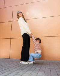 Lifestyle fotografija barefoot patika Nuuk Zlatne  urban stil uz zid