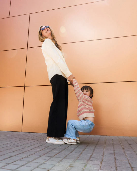Lifestyle fotografija barefoot patika Nuuk Zlatne  urban stil uz zid