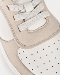 Detalj barefoot patika Nuuk Sage fokus na pertle i gornji deo