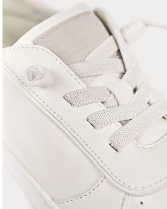 Detalj barefoot patika Nuuk Vanila fokus na pertle i gornji deo