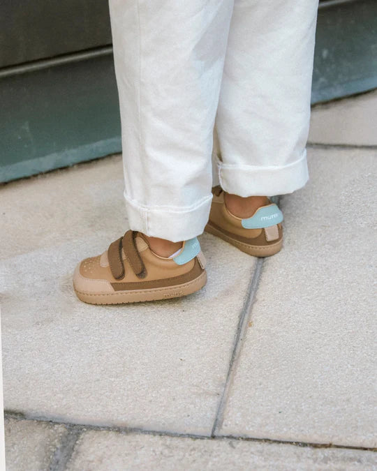 Barefoot patike Petra Bark braon bocni prikaBarefoot patike Petra Bark braon na nozi prikaz u pokretu