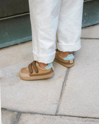 Barefoot patike Petra Bark braon bocni prikaBarefoot patike Petra Bark braon na nozi prikaz u pokretu