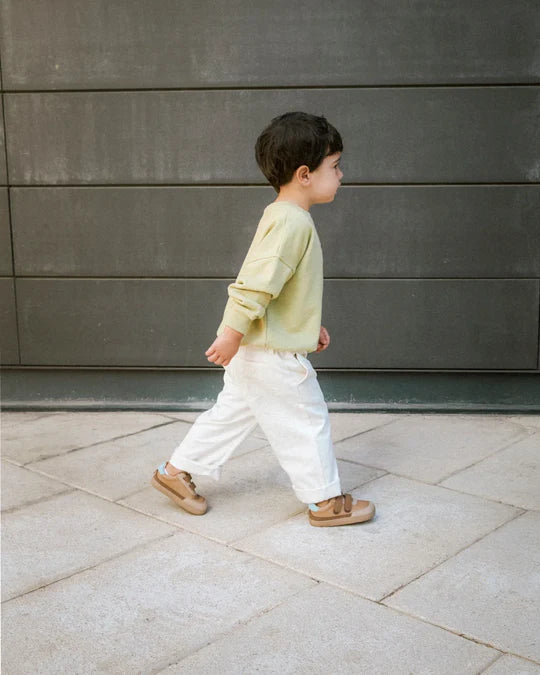Lifestyle fotografija barefoot patika Petra Bark braon dete u hodu na otvorenom