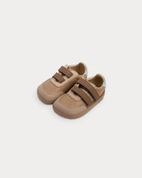 Par barefoot patika Petra Bark braon prikaz pod uglom na beloj pozadini
