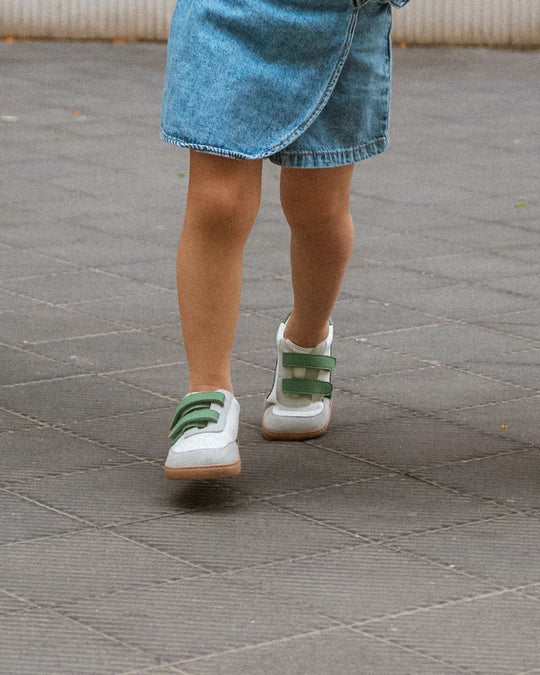 Lifestyle fotografija barefoot patika Petra Forest zelene dete u hodu u plavoj suknji
