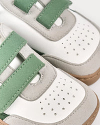 Detalj barefoot patika Petra Forest zelene fokus na cicak trake i gornji deo