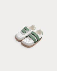 Par barefoot patika Petra Forest zelene prikaz odozgo na beloj pozadini