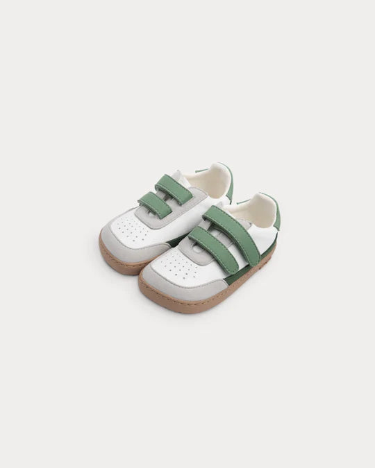 Par barefoot patika Petra Forest zelene prikaz odozgo na beloj pozadini
