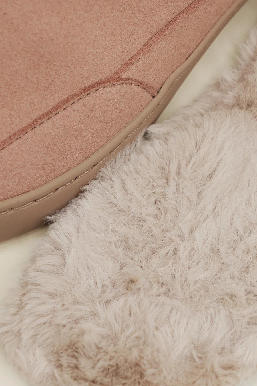 Detalj unutrasnje postave barefoot cizama Siberia roze fokus na krzno i saru