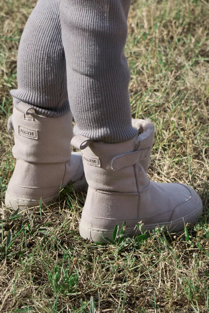 Lifestyle fotografija barefoot cizama Siberia Elephant dete stoji na travi