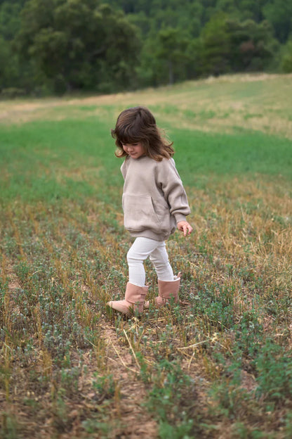 Lifestyle fotografija barefoot cizama Siberia roze dete hoda po livadi