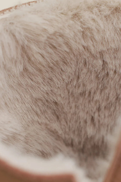 Detalj unutrasnje postave barefoot cizama Siberia roze fokus na krzno