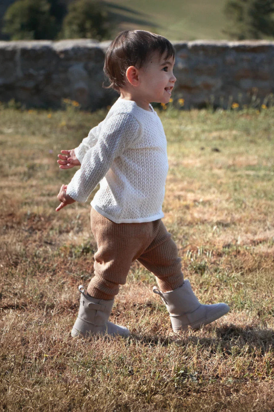 Lifestyle fotografija barefoot cizama Siberia Elephant dete hoda po travi