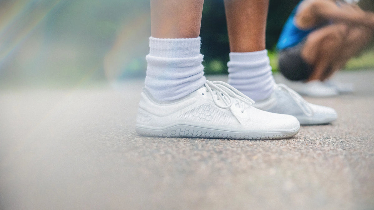 Vivobarefoot Primus Lite 3.5 Mineral lifestyle fotografija na asfaltu