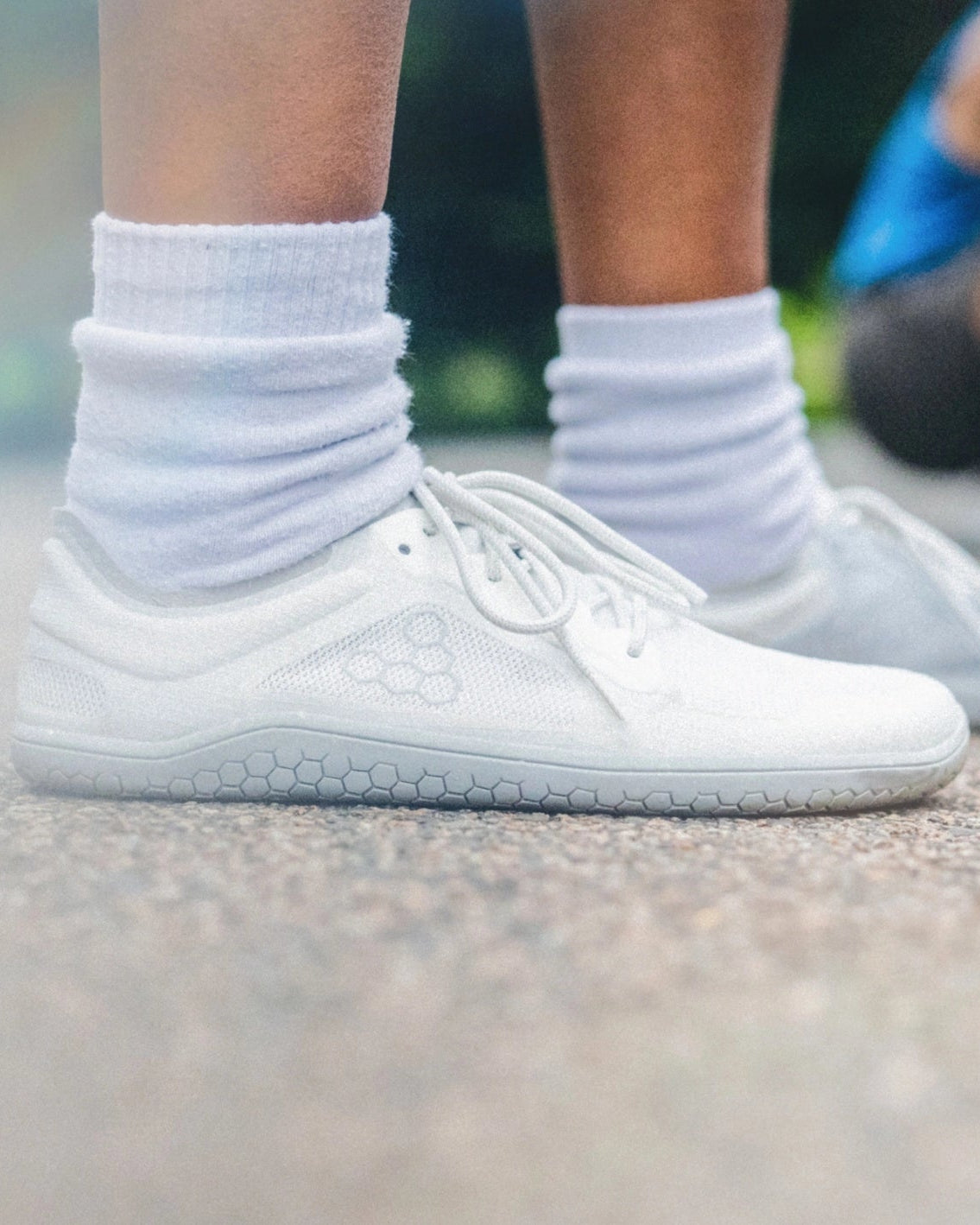 Vivobarefoot Primus Lite 3.5 Mineral lifestyle fotografija na asfaltu