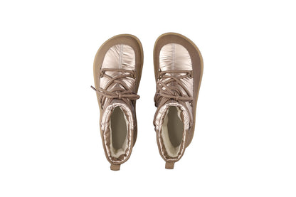 Par barefoot cizama Snowfox zlatne prikaz odozgo na beloj pozadini